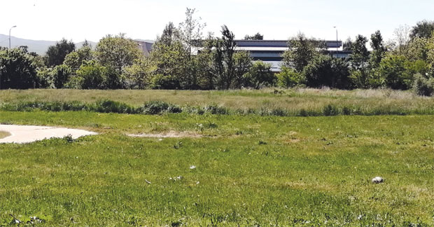 Уместо стадиона - ливада: Фудбалери у Врању чекαју надлежне